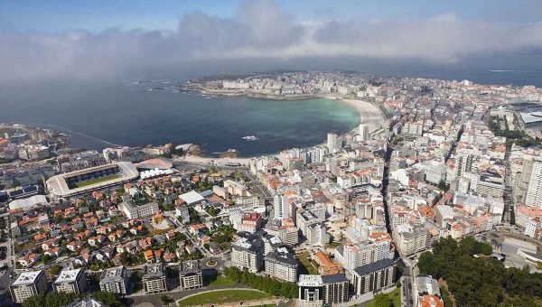 Aerial view of A Coruña with the beaches of Riazor and Orzán.